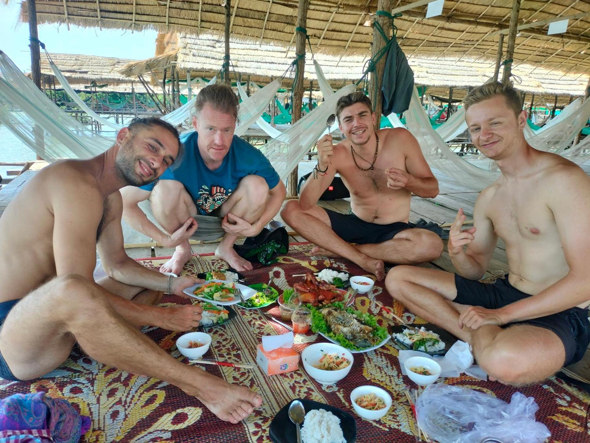 Dolphin Home Stay New Kratie Exteriör bild